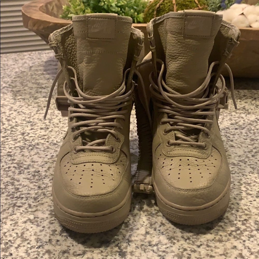 Nike - Picture 3 of 4